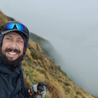 Adventure & author human, Aotearoa NZ 🇳🇿 
Now: paddling & hiking the length of NZ #WakaWaewae 🛶
Before: cycled coast, wrote The Big Loop 🚵