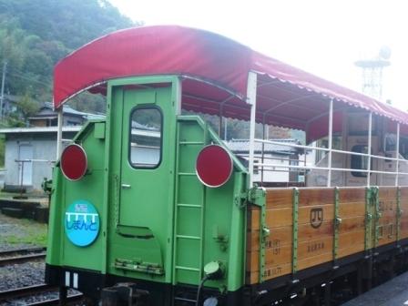 高知県を流れる四万十川沿い。ＪＲ予土線しまんトロッコで車窓ガイドをしている地元民です。2023年の今年は、4月から11月の土日祝日しまんトロッコ2号で、江川崎駅10:43発ー土佐大正駅11：33着の、約50分間のガイドを不定期でしています。予土線(よどせん)に乗りに来てね。