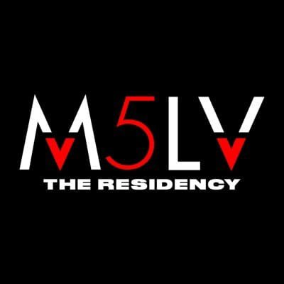 AdamLevineDchat's profile picture. Man in the suitcase