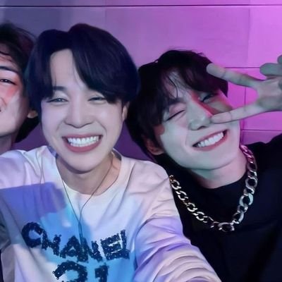 I'll talk about BTS, BTS and *let me think* ...
BTS!
I purple you 💜💜💜
🇨🇦
je fais des reviews Wattpad de FF BTS🤭