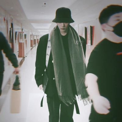 sehun9404129's profile picture. 得不到的永远在骚动,被偏爱的都有恃无恐.