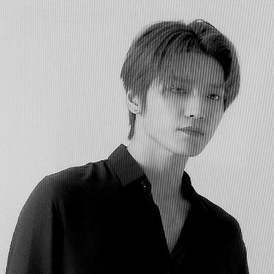 𝐆𝐀𝐓𝐑𝐀 𝐒𝐄𝐌𝐔, 𝟏𝟗𝟗𝟓. Eigendom sang teruna. Bertaruh Ia atas talenta di bawah kolong langit carut-marut bentala. Lee Taeyong, penghamba asa.