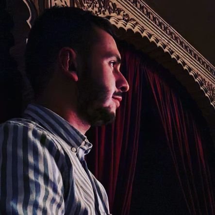 Un día volvió una sonrisa a mi vida y desde entonces es mi faro. Crecí al son de los que cantan en un teatro de ladrillos coloraos. Todo pasa y todo llega.