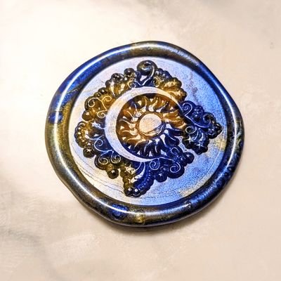 成人済み。コラージュ&シーリングスタンプ関連用のアカウントです。文具系の話題も少々。色遊び大好きでニ次元も嗜む。好み➾動植物(特に海洋生物)・幻獣(特に竜)・アンティーク・ヴィンテージ・和風・青系