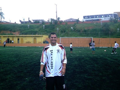 Sou um cara da paz gosto de viver a vida como se fosse o ultimo dia.. amo minha familia.. adoro joga futebol. e sou corintiano