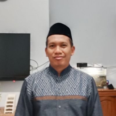 Saya aktivis gerakan pemuda Ansor Sultra
Alumni Universitas Islam Negeri Sunan Ampel Surabaya