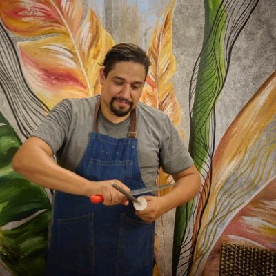 Biólogo, pintor, cocinero, profesor y ahora último comunicador.