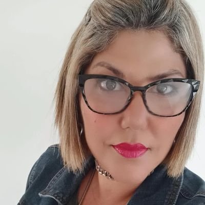 Socióloga y Locutora de la UCV. Comprometida con el Desarrollo Sostenible, la Democracia y el Emprendimiento. Colaboradora del @Observa_VE y @OportunidadAC