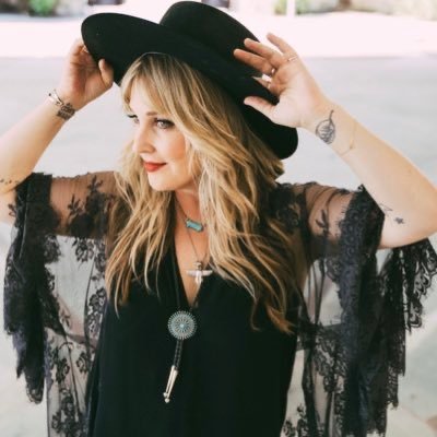 I sometimes country. I sometimes rock. I back a trailer better than your mom. Indie. Dogs. All the dogs. NEW ALBUM OUT NOW! 👂👉