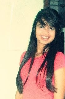 Dramática, irritante, carente, louca, irônica, desligada, chata e muito ciumenta. Prazer, eu ;D