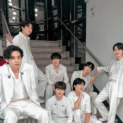 grupo favorito de K-pop: BTS 🥰🥰
utt: jungkook 🐰💜💜
enfim sou uma army 😍😍
