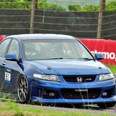 アコードEuro-R(CL7)に乗っています。
ファミリーカーでありながらサーキットとの両立を叶えるこのクルマにベタ惚れです( ̄0 ̄)