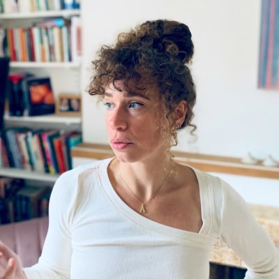 Interested in knowledge and power. ESRC PhD candidate @SocioWarwick storytelling, knowledge politics, antiracism. Also a research engagement practitioner 🌻