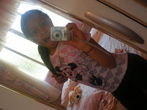 Eu, aqela q vc conhece, meiga, delicada(as vezes) mas carinhosa com tdos q me rodeiam