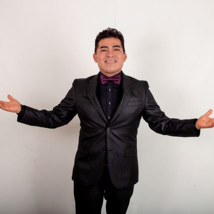 Carlos Plata, artista poblano que busca ser reconocido en todo el país, como imitador, comediante y cantante.
Participante de varios programas en la Televisión.