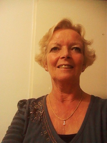 was groepsleerkracht PO. Nu pensioen. Vrouw van, moeder, oma, vrijwilliger, mantelzorger.