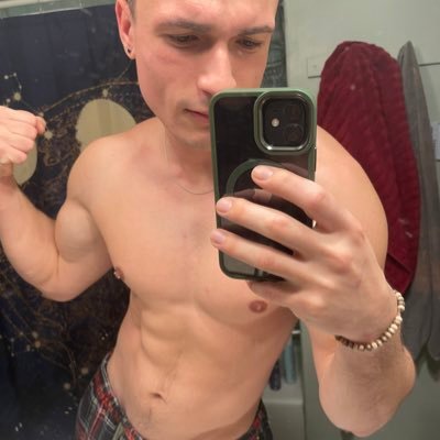 24•year old college muscle twink• Looking to make fun 😝 while in school