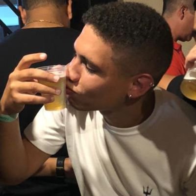 milionário, moreno tatuado, bom de bola e rei da mulherada... esse é o neymar eu sou só o marcos
