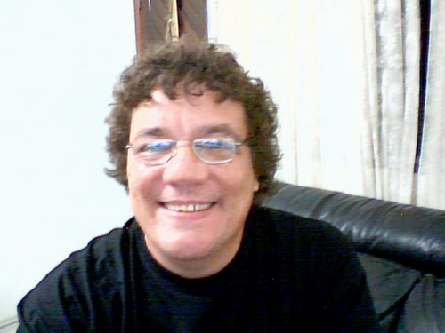 Brasileiro em defesa da soberania nacional, militante da causa socialista, palmeirense, pai da Thais, Betinho,
Thainá, Estela e avô da Manuela.