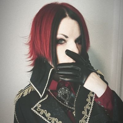 V系, ouji & lolita fashion/ street fashion/ cats/ travelling/ movies/etc.
English, 日本語