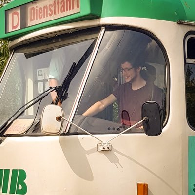 Magdeburger, Radfahrer, Vater. ÖPNV, Kokolores und eine Prise Humor. Macht beruflich was mit Straßenbahnen und Pressearbeit.