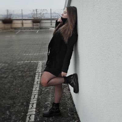 Schreibt Fantasy, Romance und Non-Fiction🦄
Liest quer durch alle Genres 📖
🏳️🌈(She/her)
