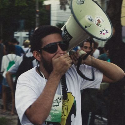 Brucedac96's profile picture. A dor do passado é uma velha amiga que, sempre ao dormir, vem me fazer uma visita.