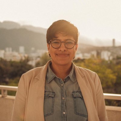 Doctora en estudios humanísticos, médica, lesbiana y tatuada. 🏳️🌈