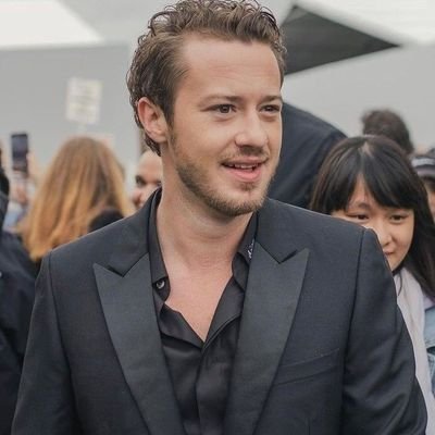 letterstoquinn's profile picture. eu e joe quinn bebendo no bar da esquina