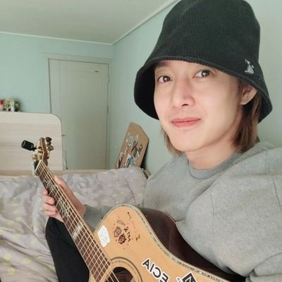 Am Kim from south Korea 🇰🇷🇰🇷🇰🇷 am a movie actors and a song writer love and a pet lover 🐶🐶