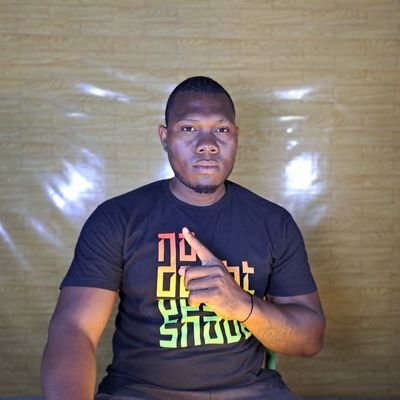 Jovem angolano
YouTuber 
Designer Gráfico 
Editor e produtor de vídeo 
Gestor de Mídias sociais
canal no YouTube Canal do Leo Marques