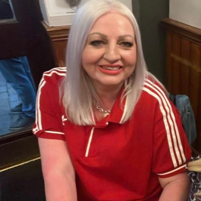 lisa_hookings's profile picture. Work from home Mam with a passion for Beauty! Still stuck in The 80's...