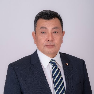 茅ヶ崎市議会議員8期目・未来創生・湘風クラブ派代表・議会運営委員会委員・総務常任委員会委員・元茅ヶ崎市議会第３０代議長・元神奈川県議長会会長・元関東議長会理事・神奈川県サーフィン連盟副会長・茅ヶ崎水泳協会会長・茅ヶ崎サーフィン協会顧問・一中同窓会監査・鶴嶺高校同窓会副会長・湘南桜門会顧問・日本大学経済学部卒