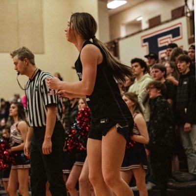 |5’7 PG| |HHS ‘25| |17u Oregon Elite Navy| |4.0 GPA|  IG:izzysimmons12