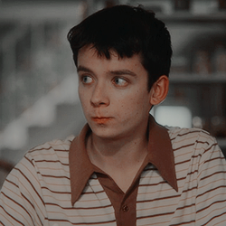ross davis, member of the blackwell yearbook committee. british, wears old clothes, tells dad jokes and has a heart of gold.
#FanAccount #Fake #RP