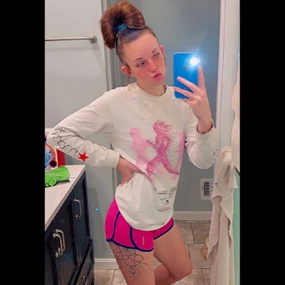 Tayyyyss19's profile picture. 🌻sunflower girly 🌻                              23 ✌🏽🥳