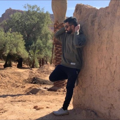 لاآحب التحدث عن نفسي 'فگل ممن يعرفني لہ نظرتہ