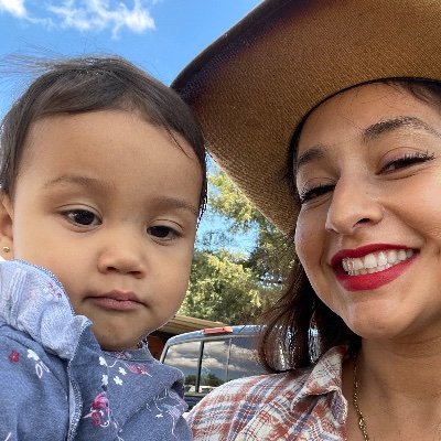 ijuliespeak's profile picture. Iykyk. 😉