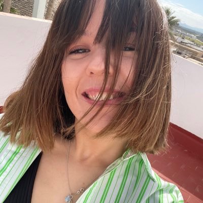 Amante de la música, soñadora.Sin saber quién soy, aun no he llegado a conocerme del todo pero no hay duda de que siempre seré la pequeña de las dudas infinitas