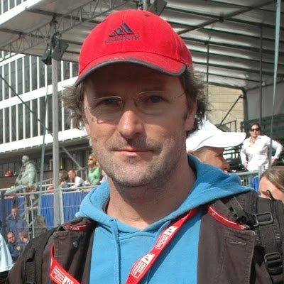 Trainer/coach hardlopen/triatlon. Schreef 'De tien, de halve en de hele' en 'Hardlopen zonder poespas'. Tweets op eigen titel.