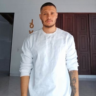 Estudio administración de empresas, me gusta la filosofía y escribir, un apasionado del fútbol.