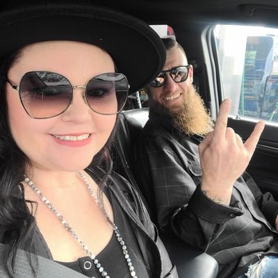 Tattooed metal chick. 🤘🖤 Forensic Science Major. 🔪🩸🩸Mommy 👩❤️👨 Go Bills! ❤️💙 #BillsMafia
