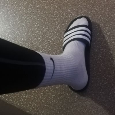 Trampler Sneak 🧦👟 użyje dywanu do chodzenia i skoków 😈😉 #findom #cashmaster
