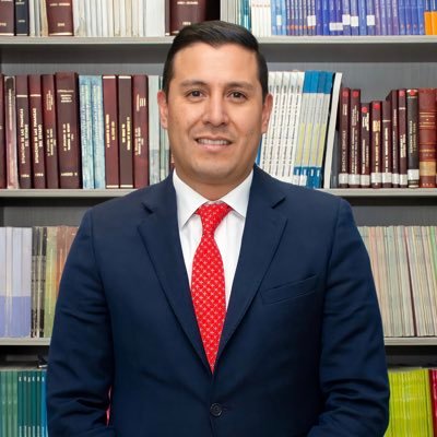 Periodista, Magister en Estudios Políticos.
Esposo de Madeleine Ariza y padre de María Victoria