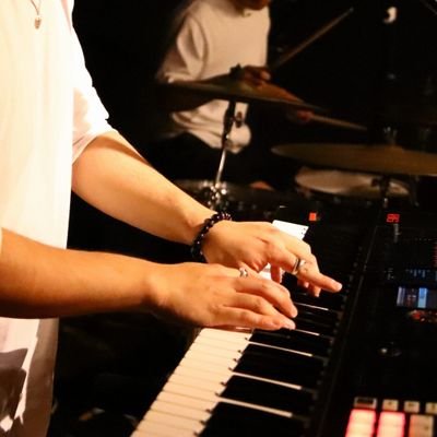 ライブを見にいったりキーボードとベースを弾いたり一眼レフで撮影したりしてます。 もっと褒めてください。