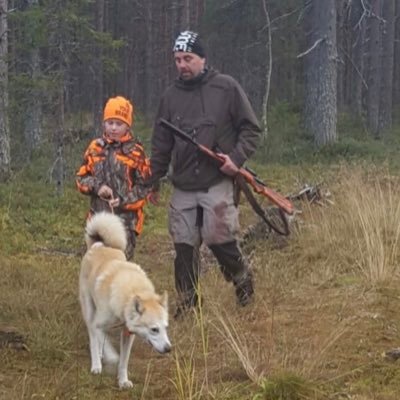 Trivs i Skogen och naturen, Jakt med löshund är mitt kall , jagar med våra laikor - främst älg.Instagram: Jakt_i_tornedalen