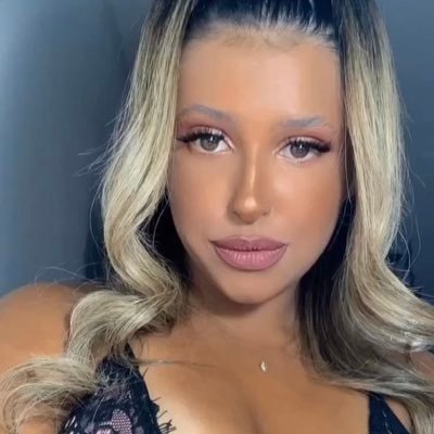 jessicarvalhoM's profile picture. ¿Vienes sola?  -No, vengo con mi niña interior, mi yo superior, mis maestros ascendidos y mis demonios internos. Nos gusta andar en banda. ✨✨✨✨