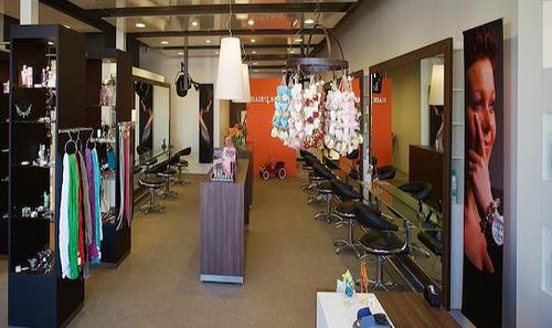 Kapsalon, schoonheidssalon,visagie,sieraden. Open van maandag t/m zaterdag, vrijdag koopavond.(0594-510199) hoofdstraat 40 tolbert