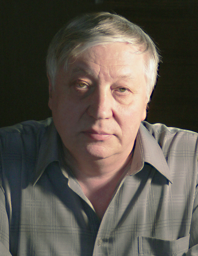 :Живу в г.Новосибирске. Семья: жена, две дочери, две внучки. Главное увлечение - любительская фотография. Люблю хорошую музыку: классику, джаз.