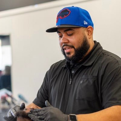 davidthebarberr's profile picture. Scalp Micropigmentation Artist🖊️ | Licensed Barber💈 ✂️ | Content Creator | Motivational Speaker📣🗣️ | Barber Location: @onixbarbershop